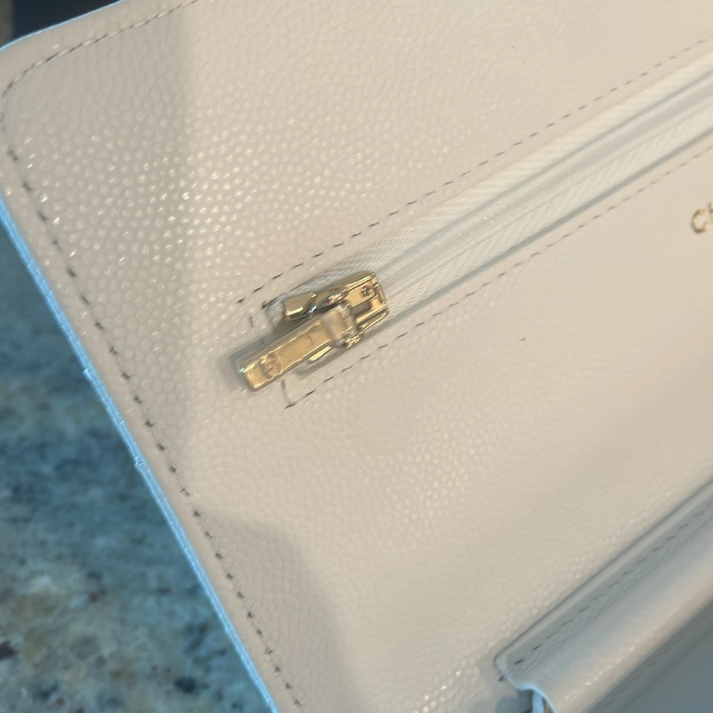 CHANEL purse NEW, off white with golden hardware, box and cards included - Picture 4 of 11